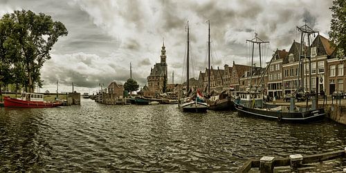 Panorama de l'arrière-port de Hoorn avec la célèbre tour principale.