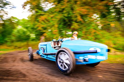 Bugatti Type 45-raceauto  op een landweg