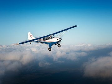 Husky vliegtuig boven de wolken van Planeblogger