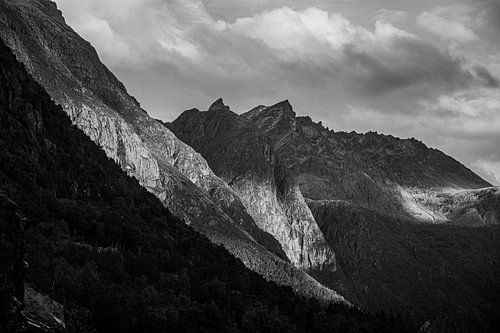 Bergkette in Schwarz-Weiß in Richtung Trollstigen in Westnorwegen