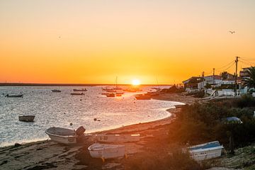 Sonnenaufgang an der Küste der Algarve mit Booten und Strand