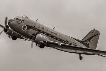 Alte Zeiten leben wieder auf. Die fliegende Legende Douglas DC-3 in den Farben der Air France bei ei von Jaap van den Berg