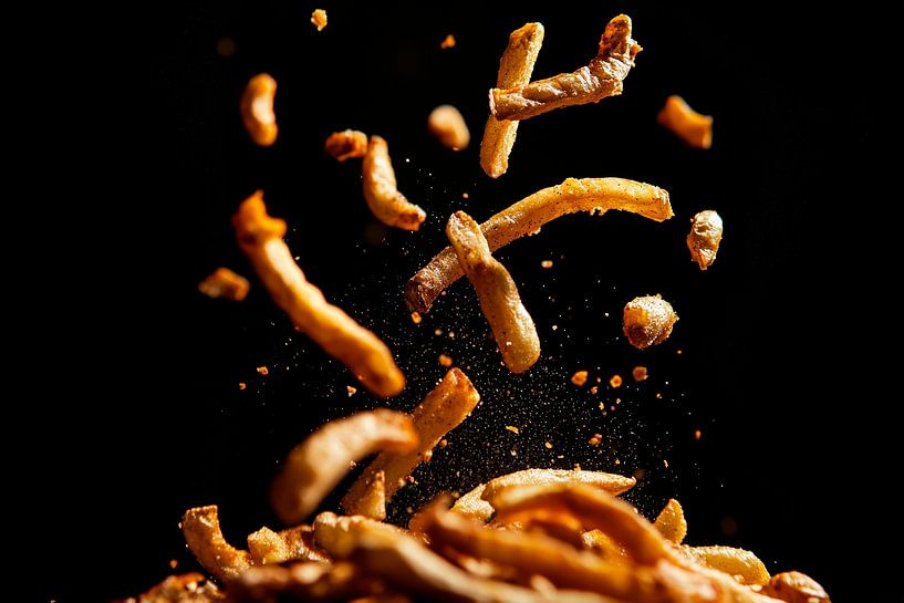 Knusprige Snacks in der Luft – Dynamisch von Poster Art Shop