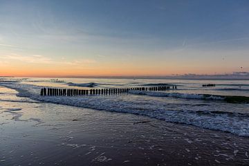 Avondwandeling langs de strandboulevard in Mielno van Oliver Hlavaty