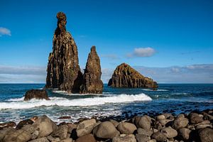 Rotsformaties voor de kust van het eiland Madeira van ViaMapia