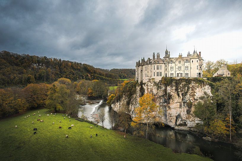 Dreigende lucht bij Belgisch kasteel van Sven en Roman