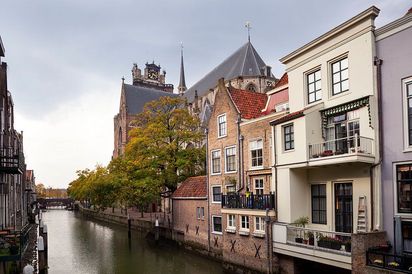 Pelserbrug en oude grachtenpanden langs de Voorstraathaven in Dordrecht van Peter de Kievith Fotografie