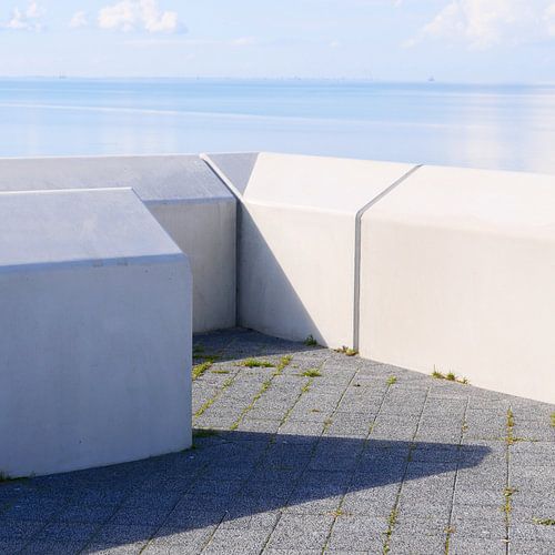 Afsluitdijk met de Waddenzee