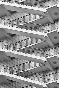 escaliers, tuiles et balustres métalliques formes jouent des lignes sur Tony Vingerhoets