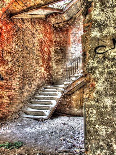 Escaliers de pierre dans un ancien hôpital/sanatorium militaire abandonné