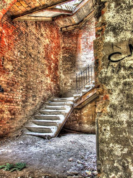 Steintreppe in einem alten und verlassenen Militärkrankenhaus/Sanatorium von Tineke Visscher