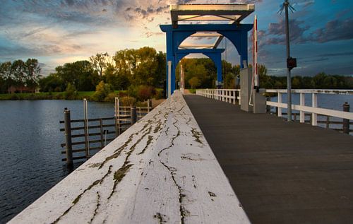 Een perspectief foto naar het einde van de brug