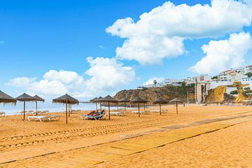 Het strand van Albufeira in de Algarve in Portugal van Ivo de Rooij