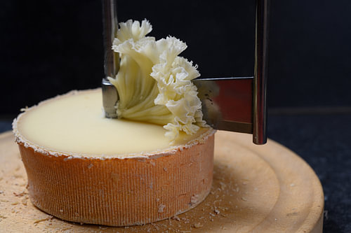 Tête de Moine oder Mönchskopfkäse in einer Girolle, Spezialmesser zum Schneiden dünner Späne in Form