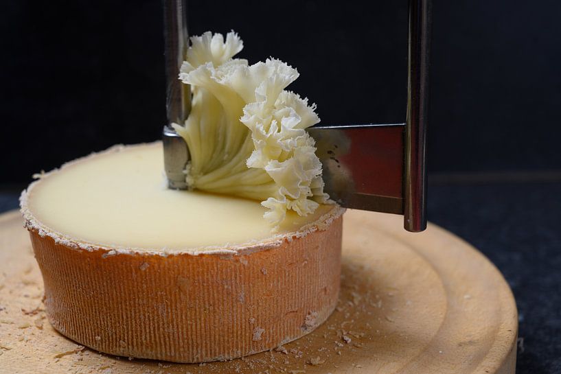Tête de Moine ou fromage de tête de moine en girolle, un couteau spécial  pour couper de fins copeaux par l'artiste Maren Winter