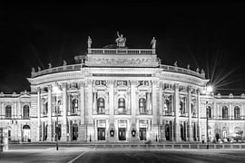 Le Burgtheater de Vienne sous les lumières - Monochrome sur Melanie Viola