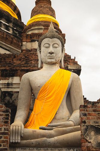 Boeddhabeeld met geel/oranje tinten in Thailand