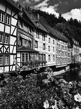 Monschau in de Eifel 9 Zwart-wit van Jörg Hausmann