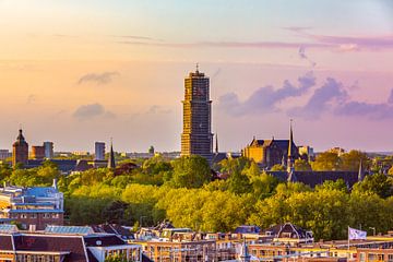 Der im Bau befindliche Turm der Kathedrale von Utrecht bei einem wunderschönen Sonnenaufgang von Michiel Ton