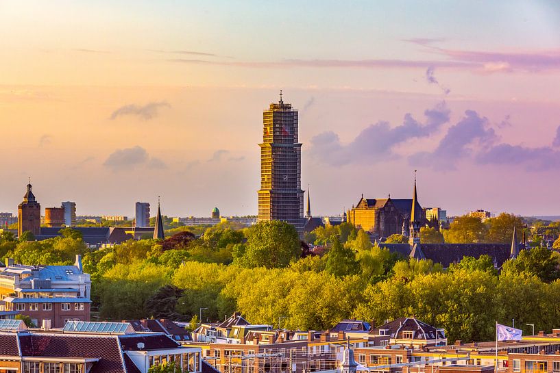 La tour de la cathédrale d'Utrecht en construction lors d'un beau lever de soleil par Michiel Ton