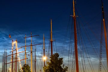 Schepen afgemeerd aan de IJssel in Kampen met lichtende nacht wolken van Sjoerd van der Wal Fotografie