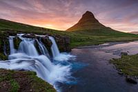 Kirkjufellsfoss au soleil de minuit 