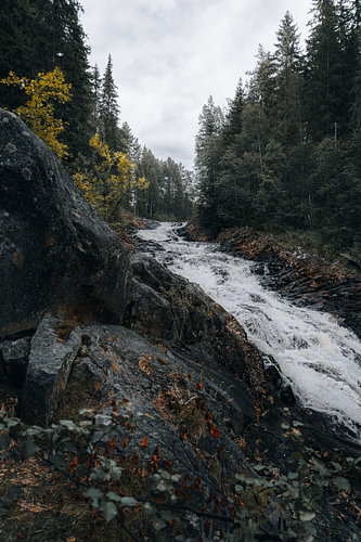 Schwedische Wildnis – Steile, unwegsame Stromschnellen mit Felsen bei Fämtfallet