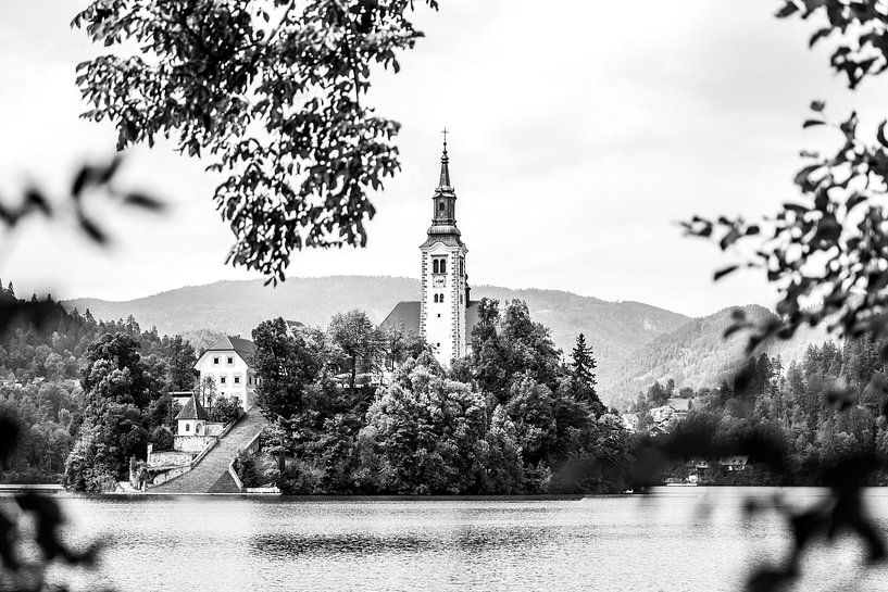 Kerk midden in het meer van Bled, Slovenië van Ratna Bosch