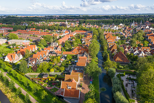 Edam vanuit de lucht: grachten en rode daken