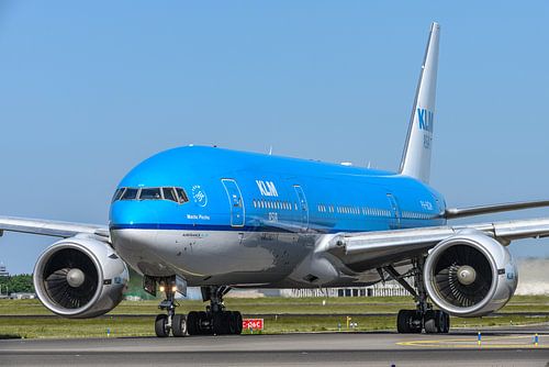 KLM Boeing 777-200 taxiet naar de Polderbaan.