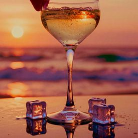 Ein Cocktail am Strand bei Sonnenuntergang in Eis von Segaspics