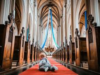 die Taufe eines Kindes in einer schönen Kirche