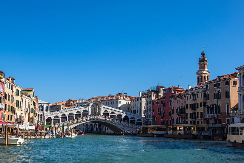 Blick auf die Rialto Brücke in Venedig, Italien von Rico Ködder
