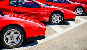 Drei rote Sportwagen Ferrari Testarossa 1980er Jahre