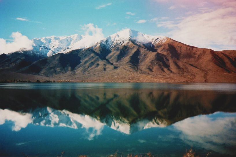 Analoge foto van een berglandschap met meer in Nieuw-Zeeland von Kaat Zoetekouw