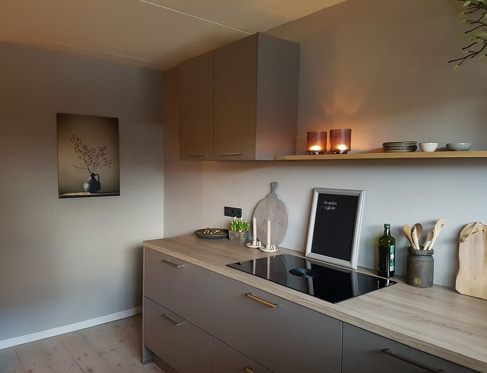 Vase bleu aux baies par Karin Bazuin