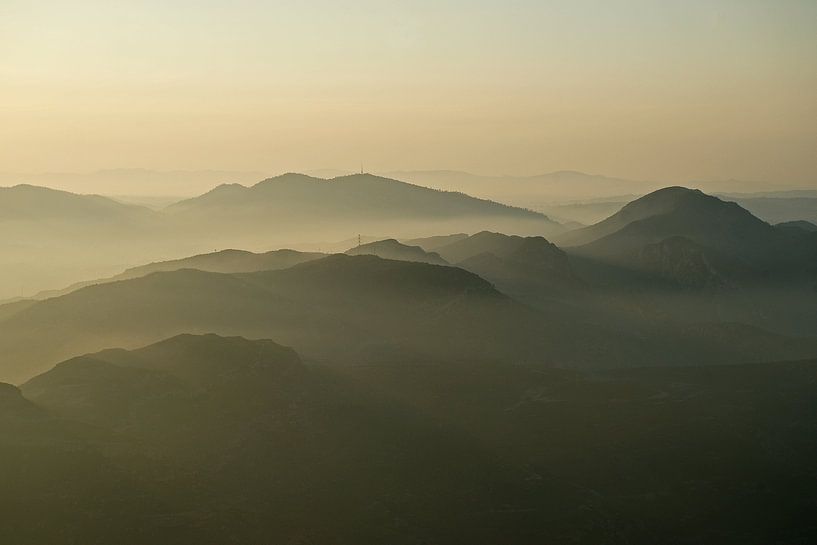 Nevels tussen de bergen in het Catalaanse Montserrat. van Gert van Santen
