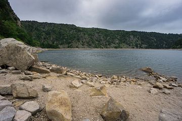 Frankreich - Steiniger Strand eines Bergsees - Lac Blanc in den französischen Vogesen von adventure-photos