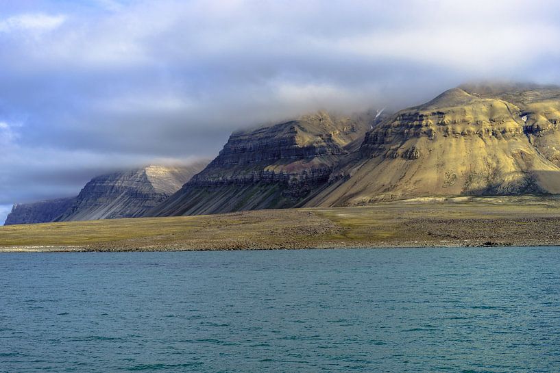 Haze op de Isjford in Svalbard van Kai Müller