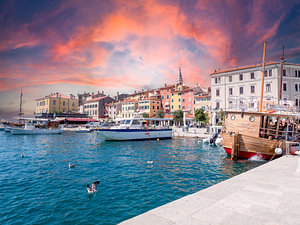 Blick auf die Hafenstadt Rovinj in Kroatien