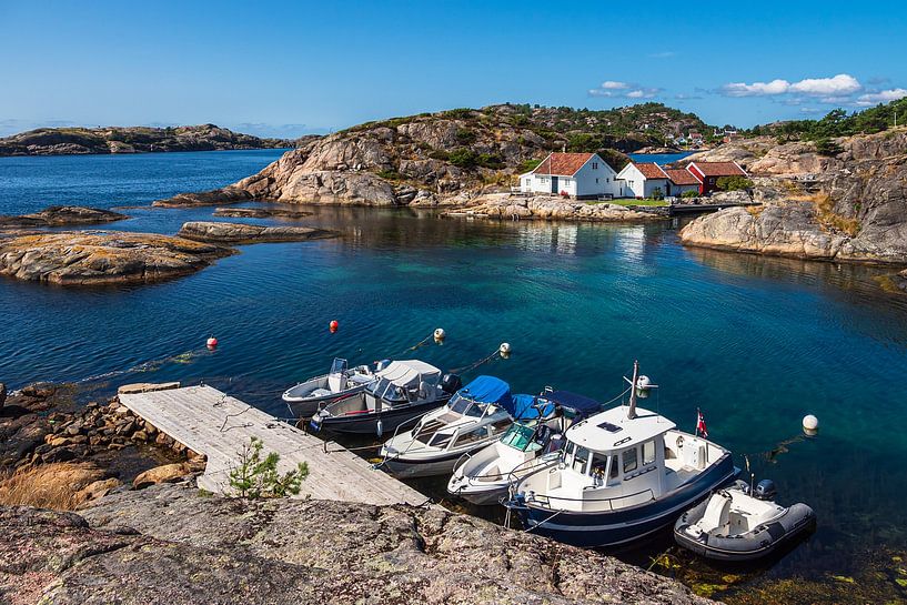 Boats on the archipelago island Kapelløya in Norway by Rico Ködder