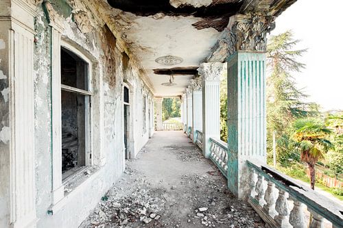 Terras van een verlaten villa aan de Zwarte Zee