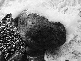 Stein in der Brandung, fotografiert von oben von Jörg Hausmann
