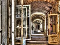 Beelitz Lange gang met openslaande ramen in oud gebouw