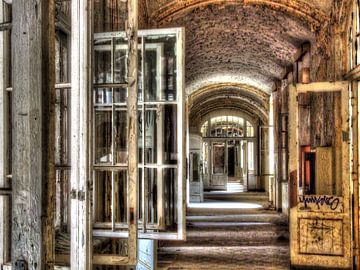 Langer Korridor mit zu öffnenden Fenstern in einem alten Gebäude von Tineke Visscher