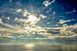 Wolkengebilde mit Sonnenstrahlen am Bodensee