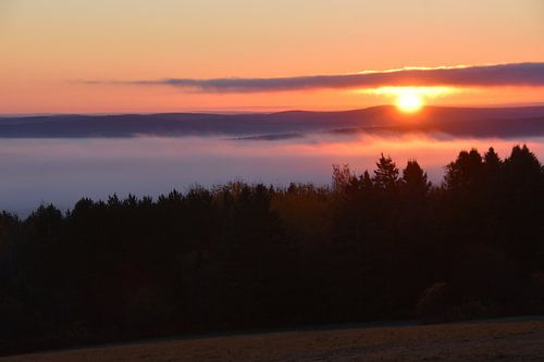 Een zonsopgang op een herfstmorgen