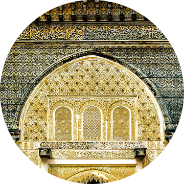 Gevel met Arabische versieringen in een medersa in Fez in Marokko