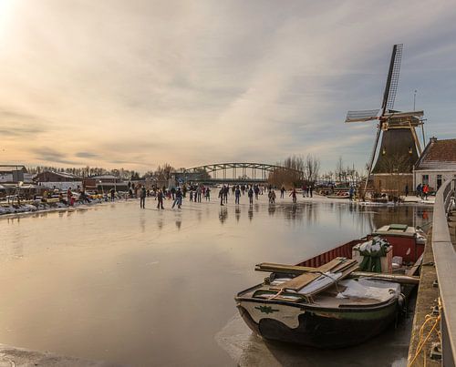 mensen aan het schaatsen bij de molen van Schipluiden van ChrisWillemsen