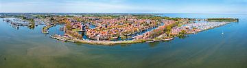 Lucht panorama from het historische stadje Enkhuizen aan het IJsselmeer in Nederland van Eye on You